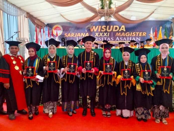 wisuda_una_angkatan_xxxi_8_alumnus_raih_predikat_cum_laude