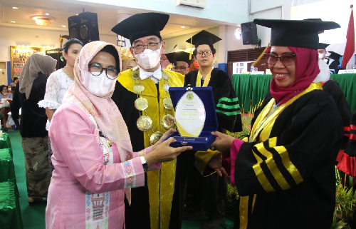 wisudawan_stie_sultan_agung_diminta_terus_tambah_ilmu_dan_skill