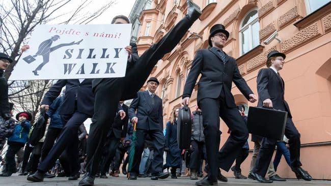 wow_jalan_kaki_ala_monty_python_bikin_jantung_lebih_sehat
