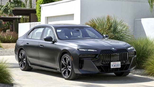 wow_keren_mobil_listrik_termewah_bmw_i7_meluncur_di_indonesia_2023