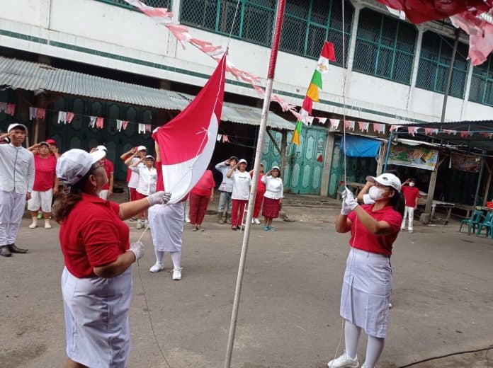 wow_meriah_pedagang_pasar_dwi_kora_siantar_gelar_upacara_hut_ri