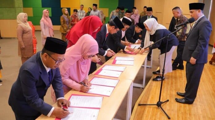 wujudkan_visi_peraihan_aipt_13_administrator_dan_pengawas_uinsu_di_lantik