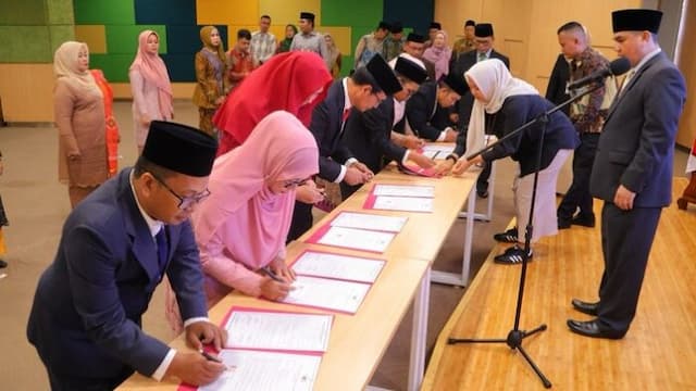wujudkan_visi_peraihan_aipt_13_administrator_dan_pengawas_uinsu_di_lantik