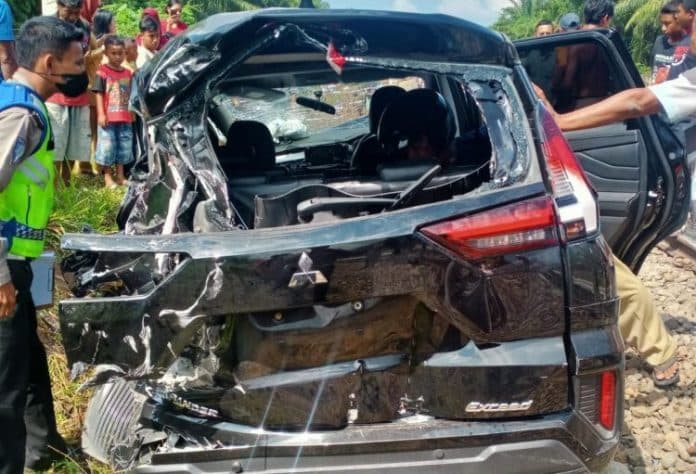 xpander_ditabrak_ka_sri_bilah_di_batu_bara_seorang_pns_luka_luka