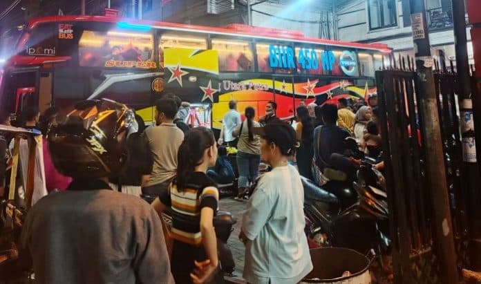 arus_balik_sejumlah_pool_bus_di_amplas_masih_ramai_hingga_malam_hari