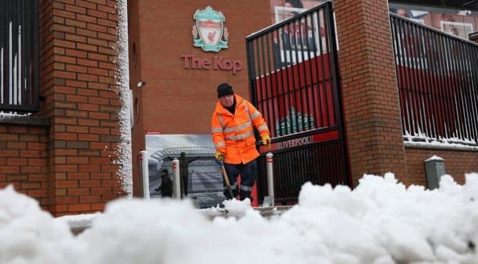 badai_salju_liverpool_dan_mu_sepakat_tetap_lanjutkan_pertandingan