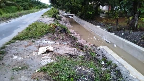 baru_selesai_dikerjakan_bangunan_drainase_desa_sugiharjo_batang_kuis_ambruk