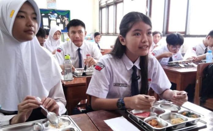 curhat_pelajar_ke_guru_uang_sakunya_dipotong_karena_program_makan_bergizi_gratis