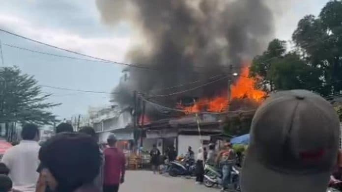 diduga_korsleting_listrik_tiga_rumah_di_medan_timur_hangus_terbakar