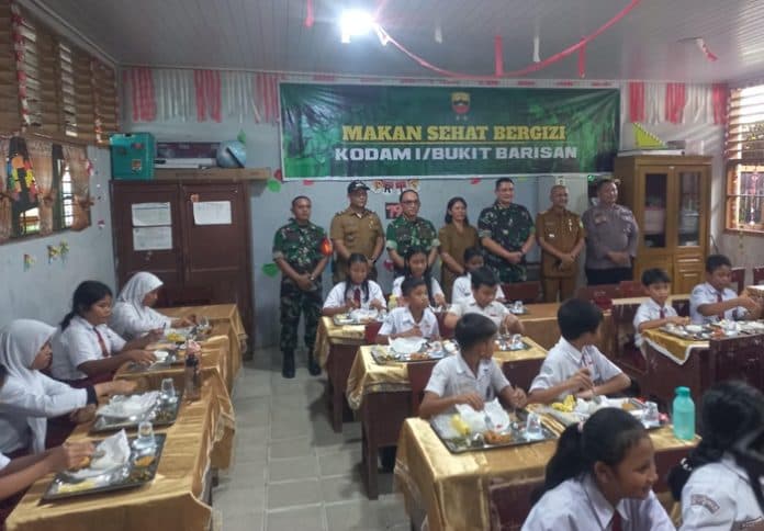 dukung_mbg_kodam_ibb_bagikan_makanan_sehat_untuk_siswa_sdn_di_medan