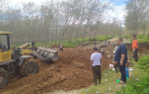 empat_perusahaan_gotong_royong_bangun_jalan_putus_di_bandar_pulau_asahan