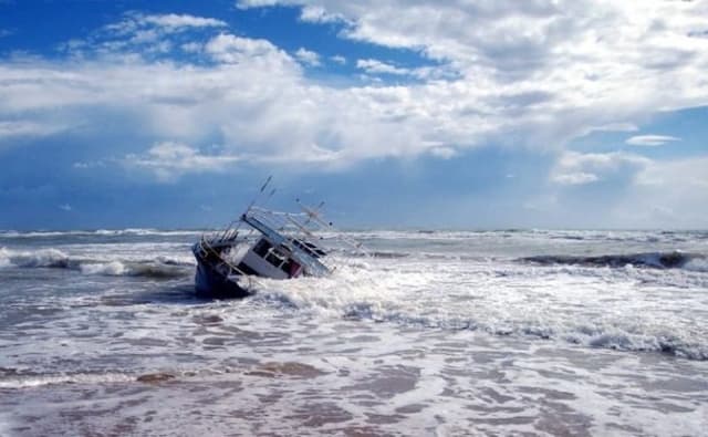 kapal_penangkap_ikan_yang_membawa_5_abk_wni_terbalik_di_laut_jepang