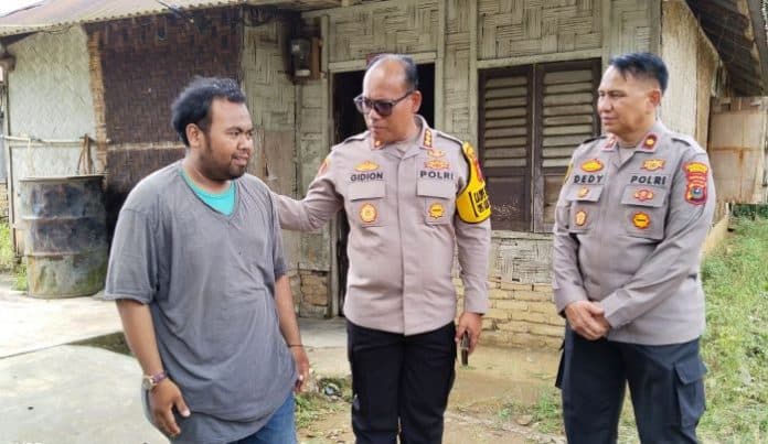 kapolrestabes_medan_sambangi_anak_yatim_piatu_korban_begal_di_delitua