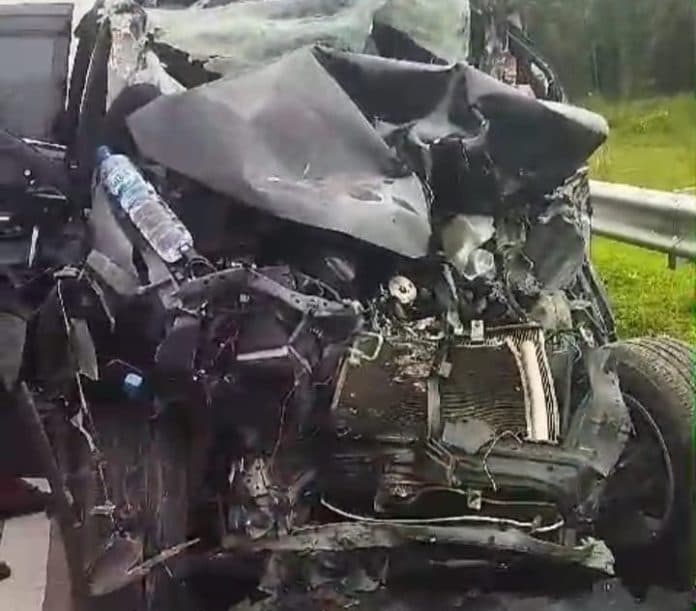 kecelakaan_di_jalan_tol_mobil_terios_remuk_dan_kaki_supir_patah