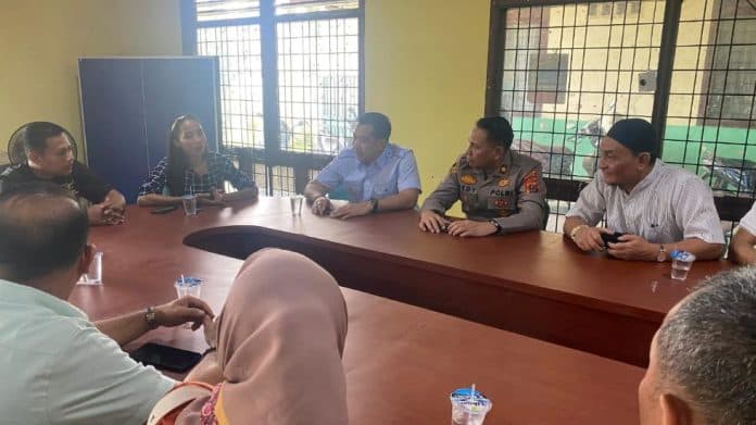 mediasi_wali_siswa_dan_guru_terkait_siswa_belajar_di_lantai_polisi_sudah_saling_memaafkan