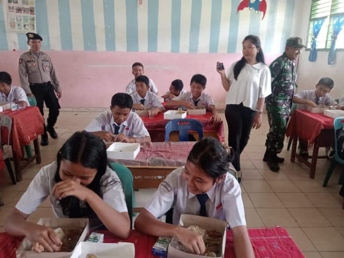 perdana_261_pelajar_smpn_1_sergai_mulai_nikmati_makan_bergizi_gratis