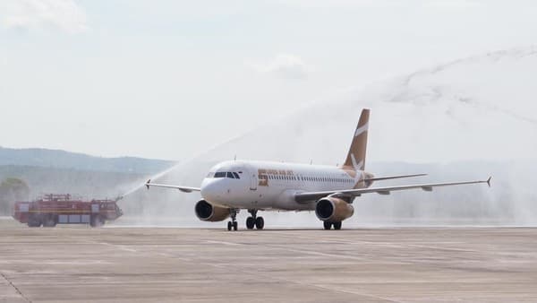 pesawat_super_air_jet_mendarat_darurat_di_bandara_juanda