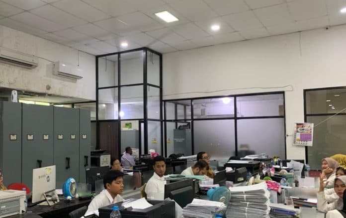 petugas_disdukcapil_medan_konsisten_bantu_masyarakat_urus_adminduk