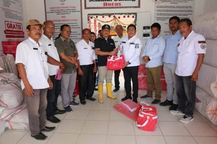 pj_bupati_dimposma_salurkan_bantuan_untuk_korban_banjir_pahae