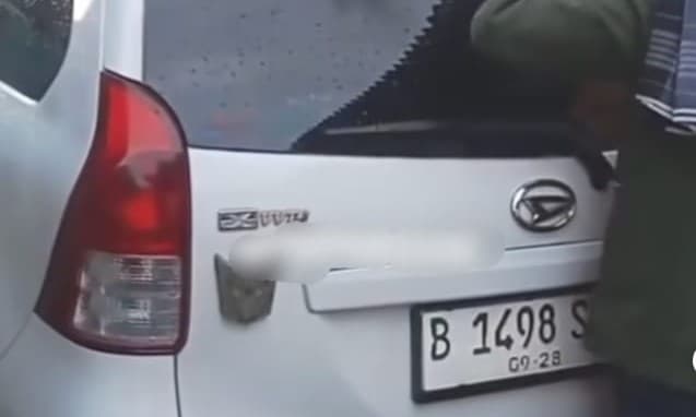 polsek_medan_kota_evakuasi_mobil_xenia_ditinggal_pemiliknya_di_gang_sempit