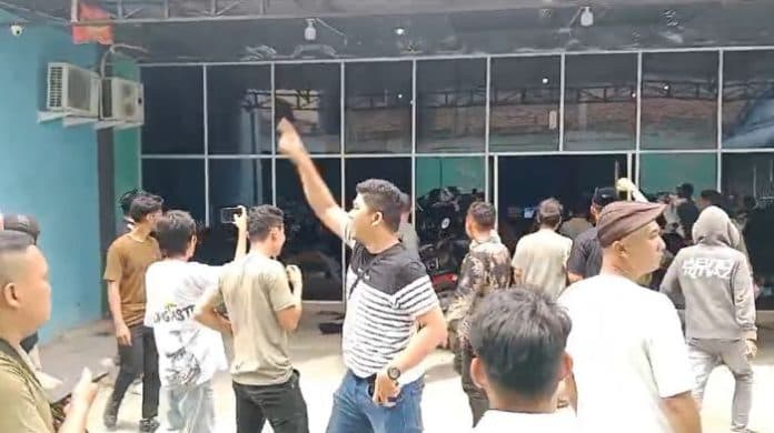 pulang_salat_jumat_massa_di_asahan_sweeping_lokasi_diduga_sarang_judi