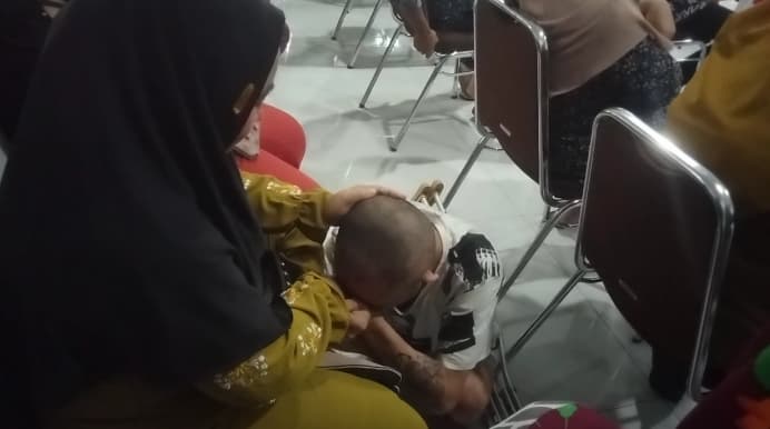 remaja_terlibat_geng_motor_di_asahan_menangis_minta_maaf_cium_tangan_ibu