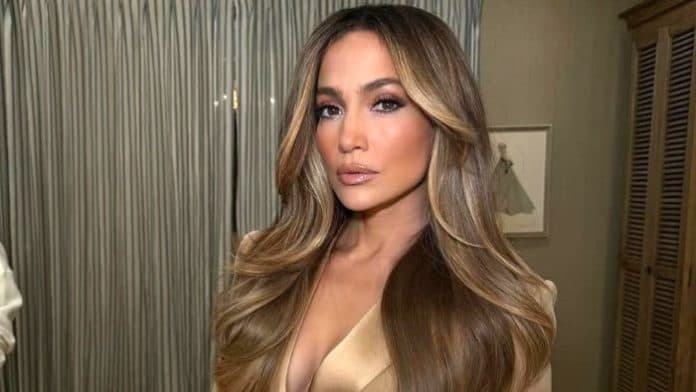 resmi_cerai_jennifer_lopez_simpan_cincin_berlian_hijau_dari_ben_affleck