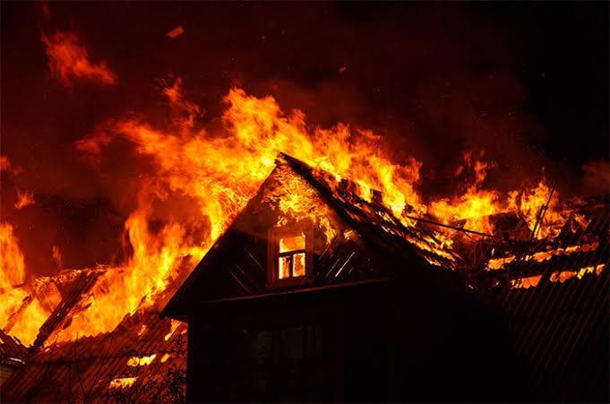 rumah_ketua_kpu_tapteng_terbakar_polisi_masih_melakukan_olah_tkp