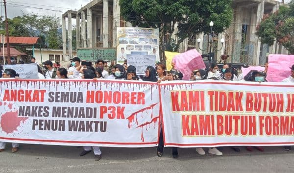 tuntut_pengangkatan_pppk_honorer_nakes_tapteng_geruduk_kantor_bupati_dan_dprd