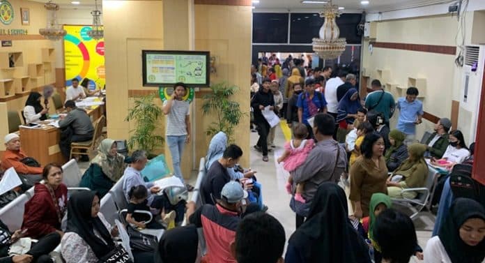 warga_ramai_urus_adminduk_disdukcapil_medan_diharap_prioritaskan_lansia
