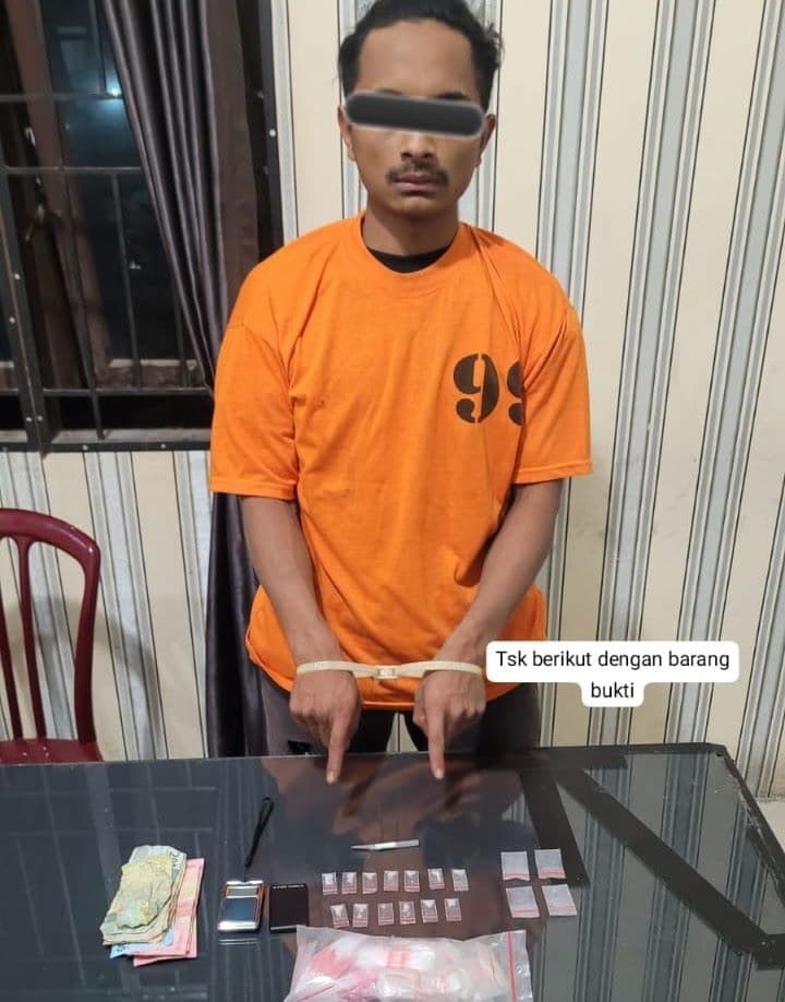 pria_paruh_baya_ditangkap_dari_dalam_gubuk_sabu_055_gram_diamankan