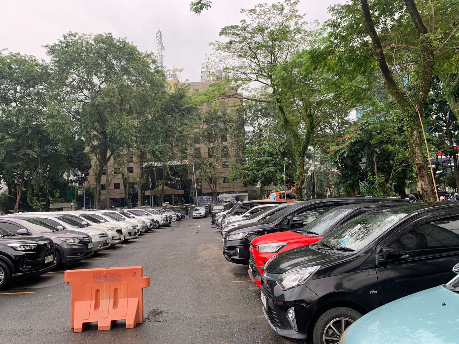 sehari_tanpa_kendaraan_pribadi_mobil_asn_pemko_medan_pindah_ke_lapangan_benteng
