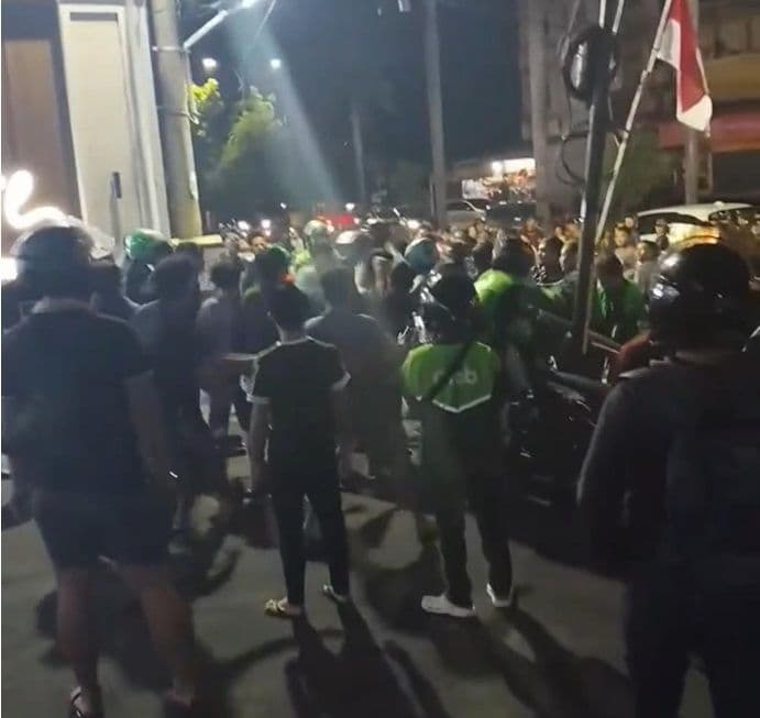 Viral! Ojol dan Warga Baku Hantam di Kapten Muslim, Akhirnya Saling ...