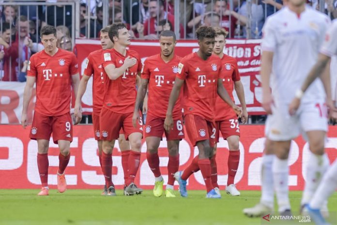 Bek Bayern Munich Benjamin Pavard (ketiga dari kiri) merayakan gol yang dicetaknya ke gawang Union Berlin dalam pertandingan Liga Jerman yang berlangsung di Allianz Arena, Sabtu (26/10/2019). (ANTARA/AFP/GUENTER SCHIFFMANN)