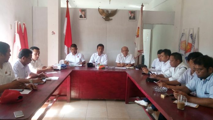 Pengurus DPC Partai Gerindra Simalungun saat memberi keterangan pers di sekretariat penjaringan Cabup dan Cawabup Simalungun.