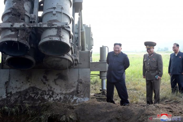 Pemimpin Korea Utara Kim Jong Un menghadiri pengujian peluncur roket multiple super besar di Korea Utara, dalam foto tak bertanggal yang dirilis pada 10 September 2019 oleh Kantor Berita Pusat Korea (KCNA) Korea Utara. ANTARA FOTO/KCNA via REUTERS/aww.