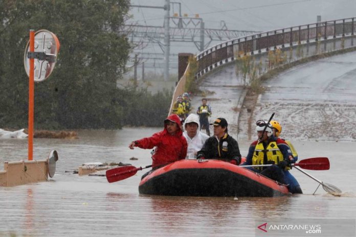 Regu penyelamat mengevakuasi warga terdampak Topan Hagibis yang menyebabkan banjir parah di sejumlah lokasi di dekat Sungai Chikuma di Nagano, Prefecture Nagano, Jepang, Senin (14/10/2019). ANTARA FOTO/REUTERS/Kim Kyung-Hoon/wsj.