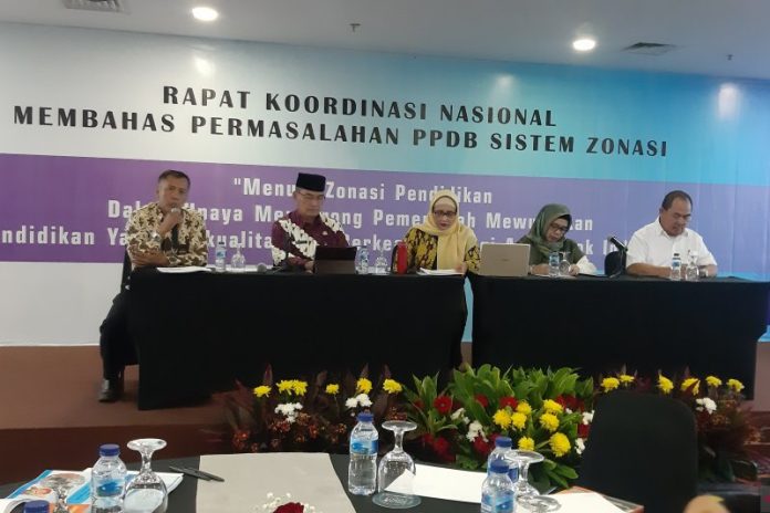 Komisioner KPAI Bidang Pendidikan Retno Listyanti bersama pembicara lain di acara Rapat Kerja Nasional Membahas Permasalahan PPDB Sistem Zonasi di Jakarta, Kamis(5/9). (ANTARA/Katriana)