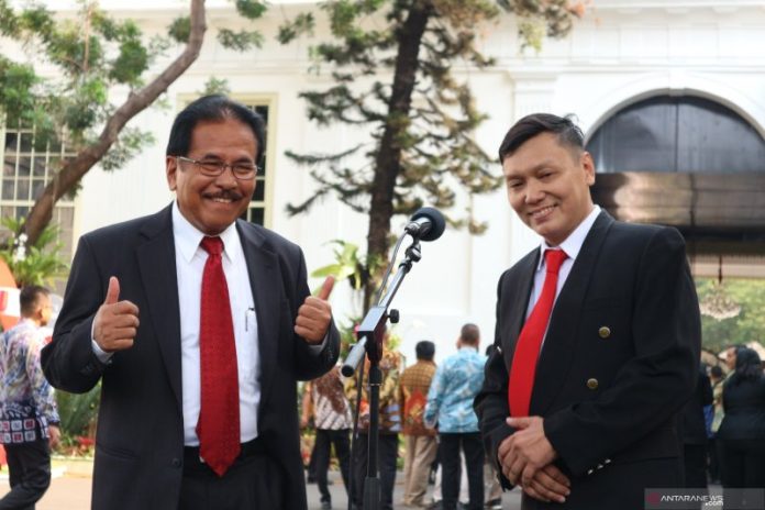 Menteri Agraria dan Tata Ruang/Kepala Badan Pertanahan Nasional Sofyan Djalil (kiri) bersama Wakil Menteri Agraria dan Tata Ruang Surya Tjandra (kanan) di halaman Istana Negara, Jakarta pada Jumat (25/10/2019). ANTARA/(Bayu Prasetyo)