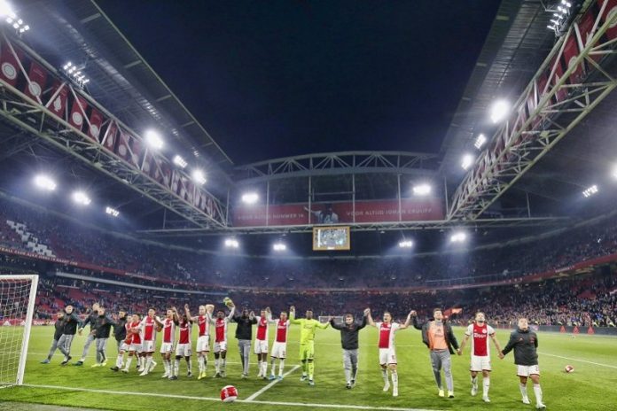 Para pemain Ajax menyapa suporternya seusai memenangi De Klassieker melawan Feyenoord dalam laga lanjutan Liga Belanda di Stadion Johan Crujff Arena, Amsterdam, Belanda, Minggu (27/10/2019) setempat. (ANTARA/Twitter@AFCAjax)