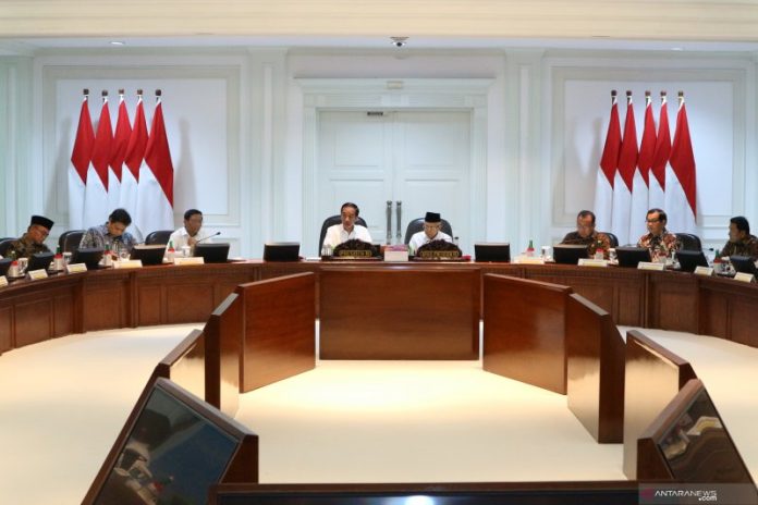 Presiden Jokowi dan Wapres Ma'ruf Amin memimpin rapat kabinet terbatas membahas bidang ekonomi di Kantor Presiden Jakarta, Rabu (30/10/2019) (Antara/Bayu Prasetyo)