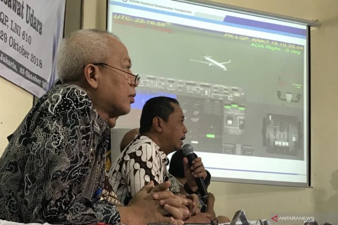 Kepala Sub Komite Kecelakaan Penerbangan Komite Nasional Keselamatan Transportasi (KNKT) Nurcahyo (dua kiri) menjelaskan laporan akhir investigasi kecelakaan pesawat Lion Air JT 610 dalam konferensi pers di Jakarta, Jumat. (ANTARA/ Juwita Trisna Rahayu)