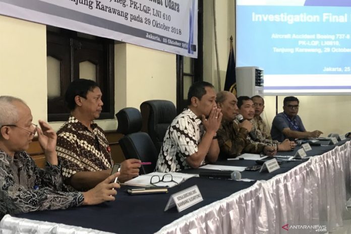 Ketua Komite Nasional Keselamatan Transportasi (KNKT) Soerjanto Tjahjono menjelaskan terkait kecelakaan pesawat Lion Air JT 610 di Jakarta, Jumat. (ANTARA/ Juwita Trisna Rahayu)