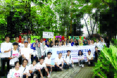 Komunitas GenBI foto bersama dengan pihak Pemko dan Bank Indonesia di Lapangan Merdeka Kota Pematangsiantar, Jumat (25/10/19).(f:mistar/ist)