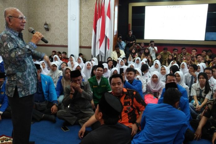 Cendekiawan dan Mantan Menteri Kabinet Prof Dr Emil Salim memberikan arahan soal pemuda dan masa depan bangsa pada peringatan Hari Sumpah Pemuda di Balai Kota Bogor, Senin (28/10/2019). (Antaranews/Riza Harahap)