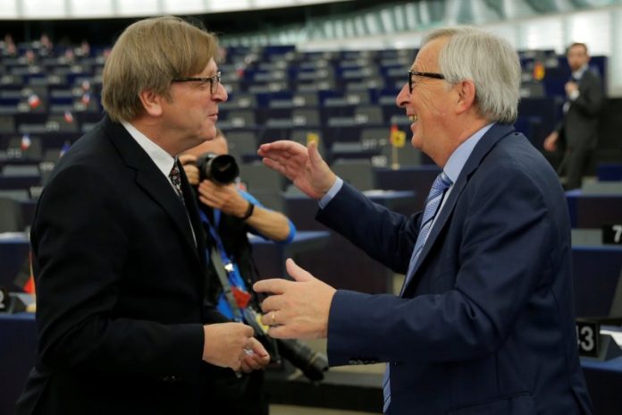 Guy Verhofstadt, yang memimpin kelompok pengarah Brexit Uni Eropa berbicara kepada Presiden Komisi Eropa Jean-Claude Juncker sebelum debat pada akhir konferensi tingkat tinggi Uni Eropa dan Brexit di Parlemen Eropa di Strasbourg, Prancis, Selasa (22/10/2019). (REUTERS/VINCENT KESSLER)
