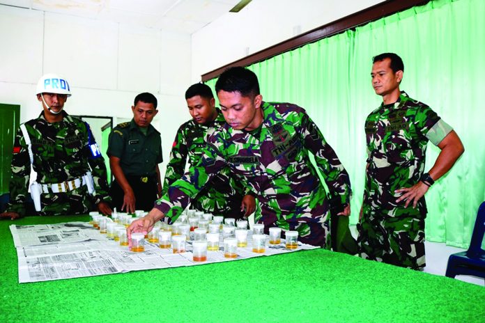 Prajurit TNI Korem 022/Pantai Timur melaksanakan test urine di Makorem 022 /Pantai Timur.(f:mistar/ist)