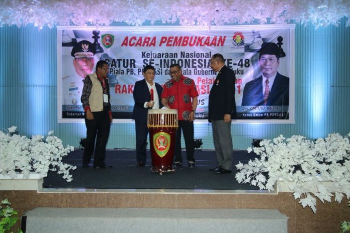 Pembukaan kejurnas ditandai dengan pemukulan tifa dilanjutkan dengan simulasi permainan catur antara gubernur Maluku Murad Ismail vs Ketum percasi Utut Adianto.