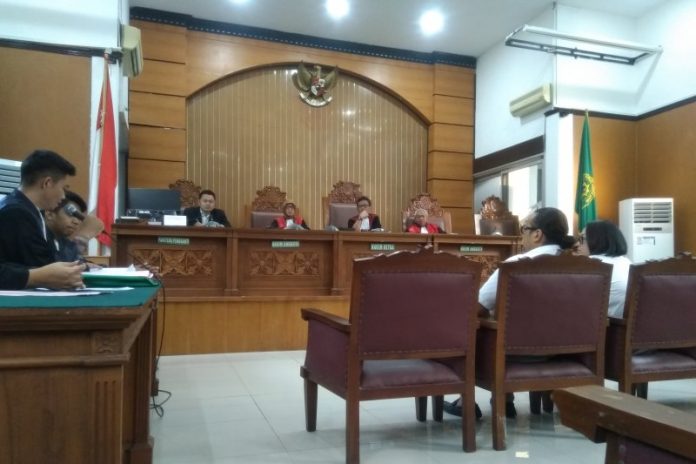 Nunung dan suaminya Iyan duduk di kursi pesakit memberikan keterangannya di hadapan majelis hakim Pengadilan Negeri Jakarta Selatan, Rabu (30/10/2019) (ANTARA/Laily Rahmawaty)