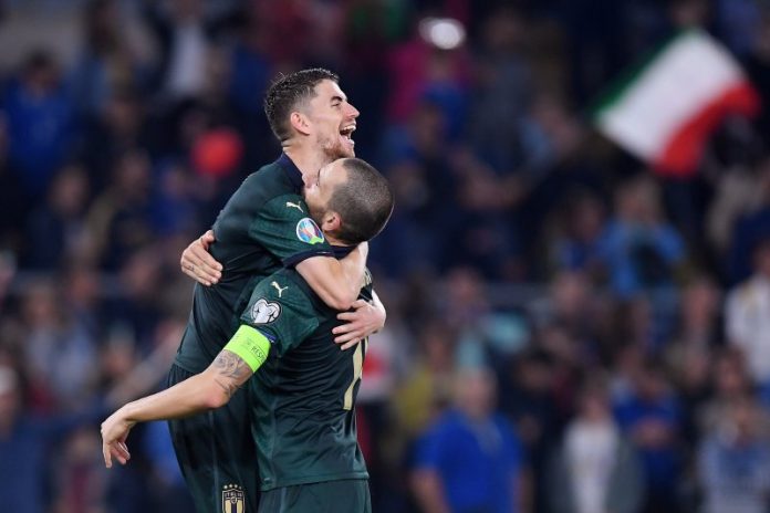 Pemain Timnas Italia Jorginho merayakan kemenangan timnya bersama rekannya Leonardo Bonucci pada akhir pertandingan melawan Yunani di Stadio Olimpico, kemarin, yang berkesudahan 2-0 untuk Italia. (REUTERS/ALBERTO LINGRIA/Mistar)